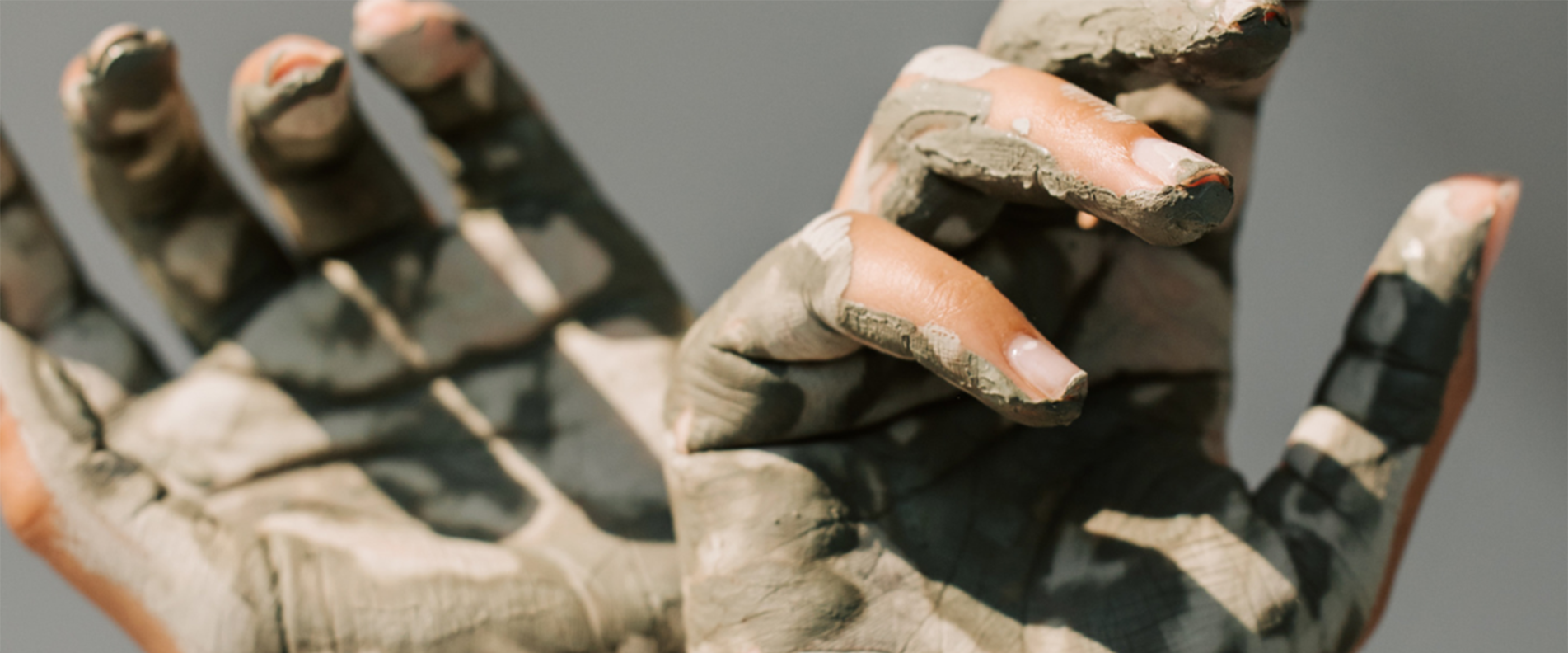 Hände, die vom Arbeiten mit Ton verschmutzt sind. | © liebestrunken