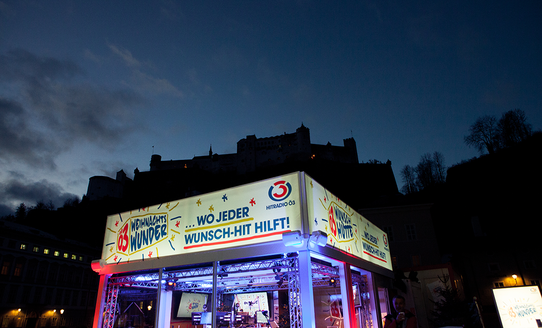 Foto vom Ö3-Weihnachtswunder-Studio am Kapitelplatz mit der Festung Hohensalzburg im Hintergrund. | © Wolfgang Pfleger