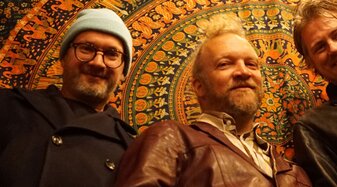 Die drei Bandmitglieder von Organic Fuzz blicken in die Kamera.  | © Organic Fuzz