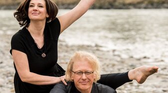Bina Blumencron und Tom Reif posieren für ein Foto.  | © Bettina Niedermayr