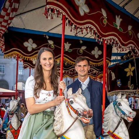 Menschen auf Karussell | © Andreas Kolarik