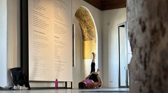 Frau macht Yoga in der Festung | © Salzburg Museum/Eram Khan