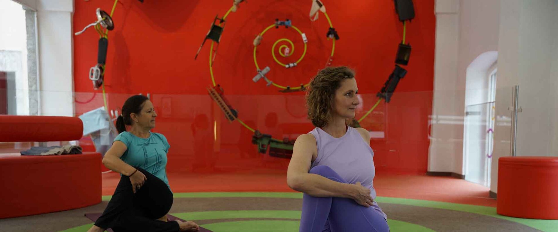 Zwei Frauen beim Yoga im Museum | © Salzburg Museum Eram  Khan