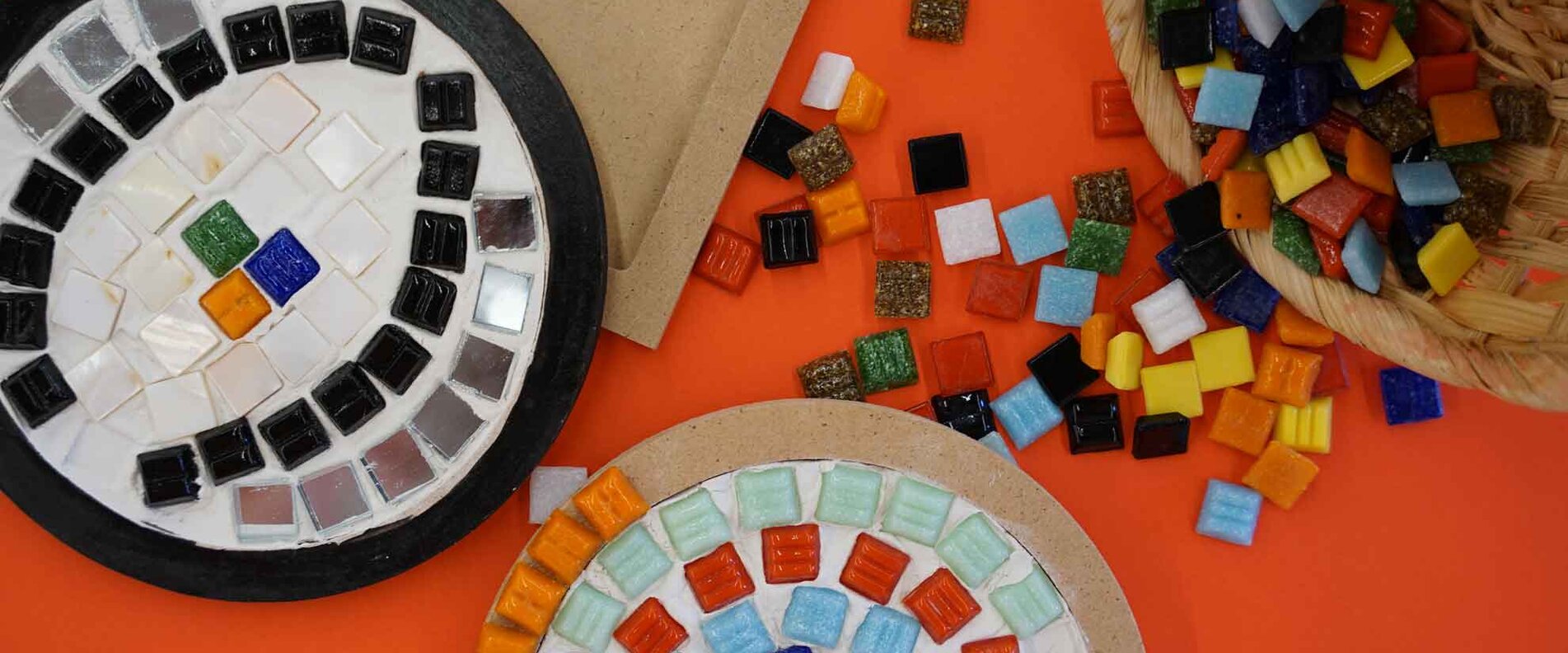 Verschiedene bunte Mosaiksteine | © Salzburg Museum Eram Khan