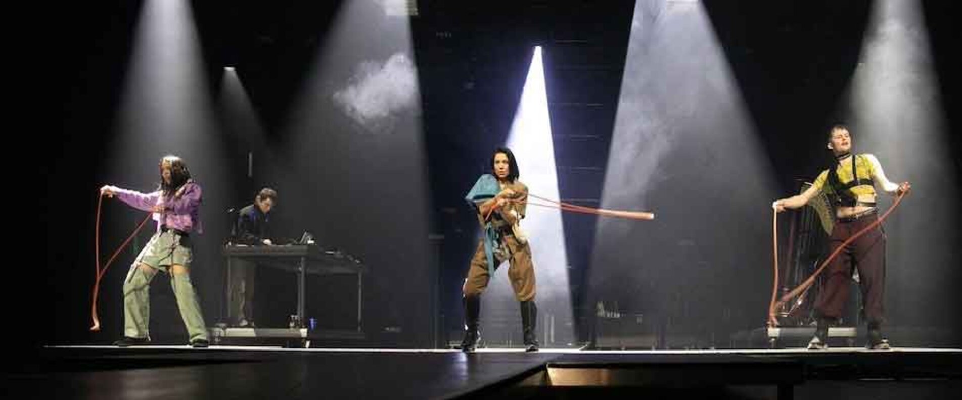 Tänzer:innen auf der Bühne | © Johanna Lamprecht