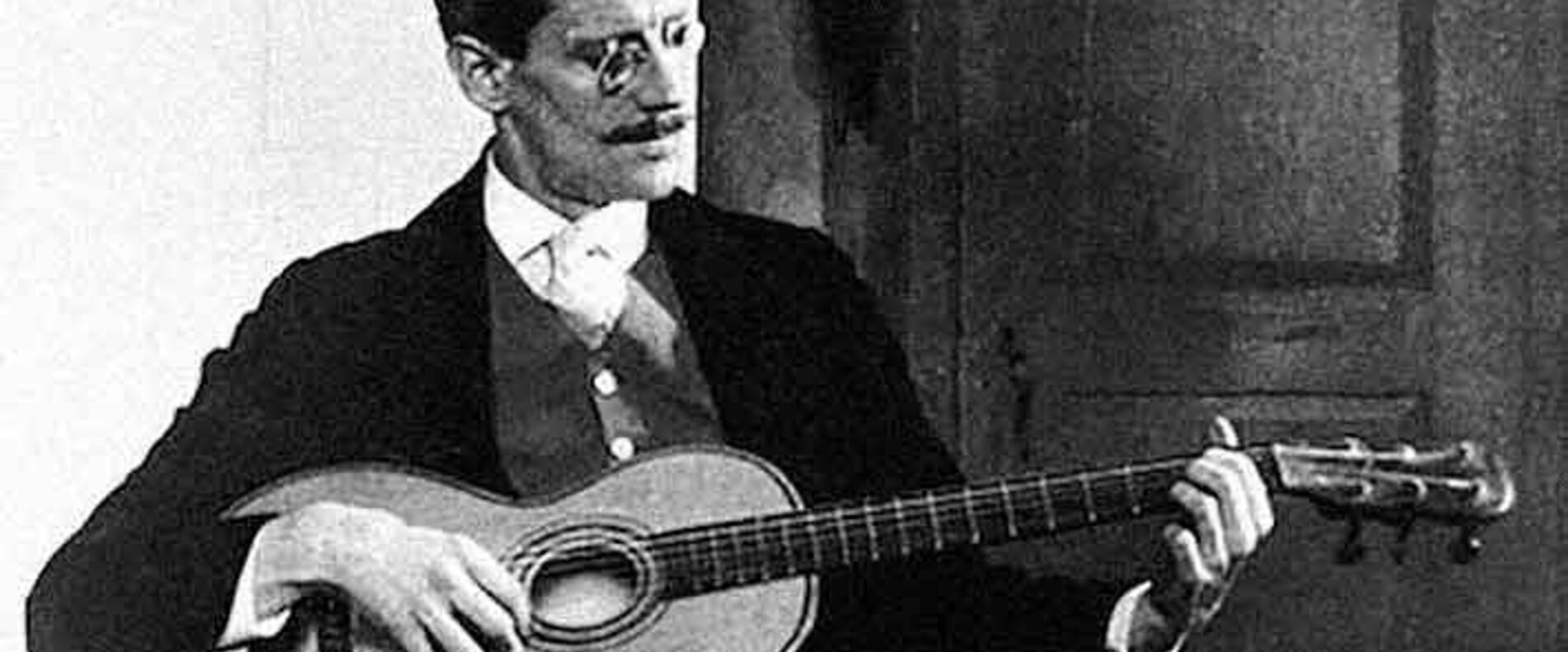 Mann mit Gitarre aus dem Roman Bloomsday | © Wikimedia commons