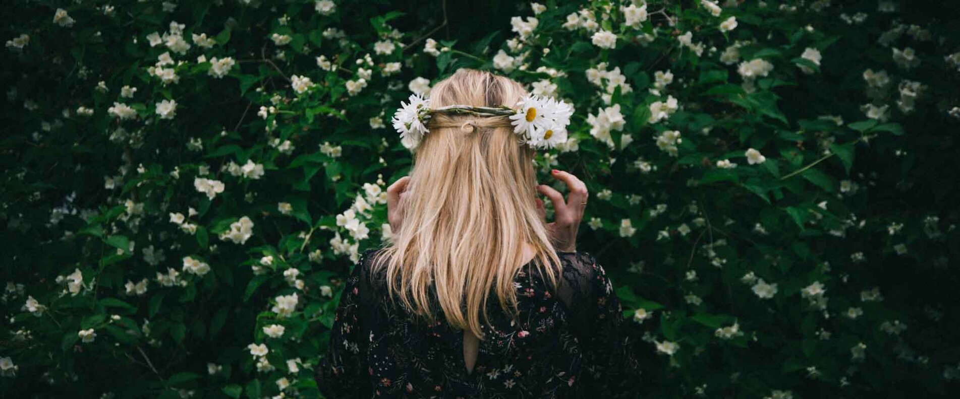 Frau mit Blumenhaarschmuck | © Christian Widell
