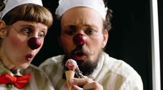 Zwei Clowns bei der La Gelateria Minimale | © Igor Ripak