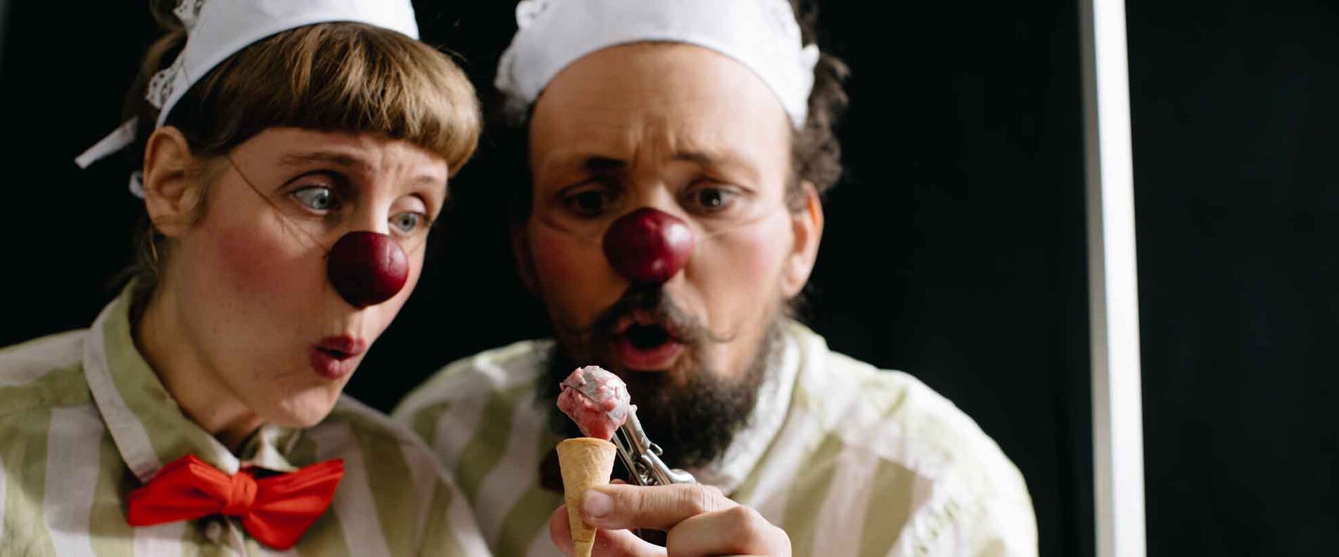 Zwei Clowns bei der La Gelateria Minimale | © Igor Ripak