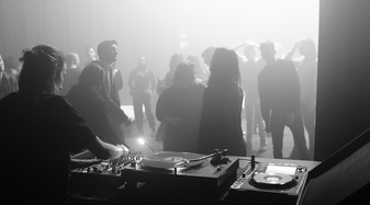 Foto der DJane Rova bei einem Auftritt | © DJ Sticky