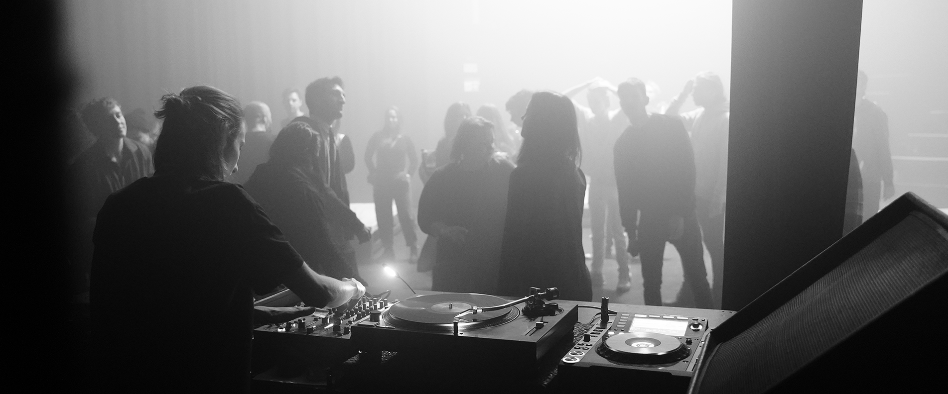 Foto der DJane Rova bei einem Auftritt | © DJ Sticky