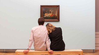 Pärchen vor Gemälde im DomQuartier Salzburg | © DQS