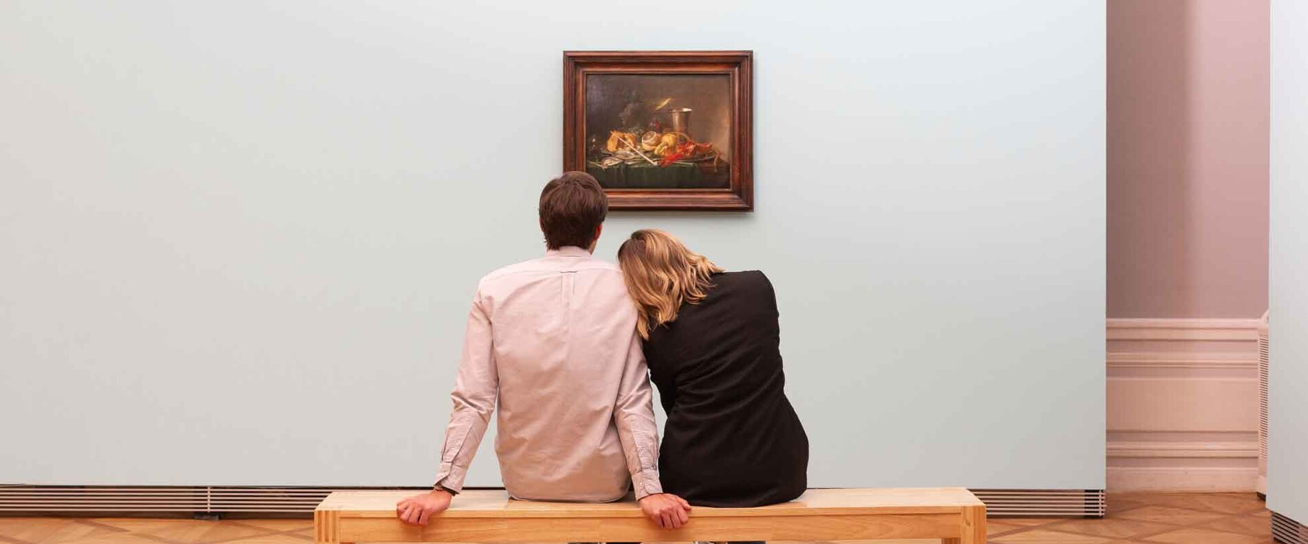 Pärchen vor Gemälde im DomQuartier Salzburg | © DQS