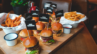 Fotos von diversen Burgern, die im Szene Lokal serviert werden. | © Szene Lokal