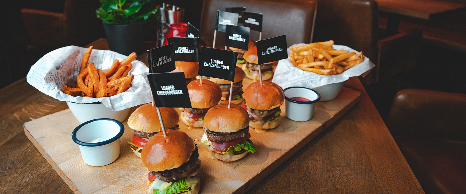 Fotos von diversen Burgern, die im Szene Lokal serviert werden. | © Szene Lokal