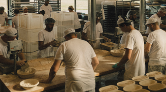 Mitarbeiter bei der Arbeit in der Bio Bäckerei Joseph Brot | © Joseph Brot