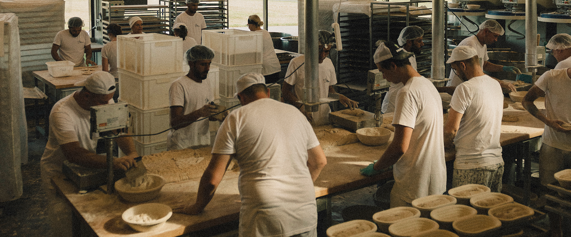 Mitarbeiter bei der Arbeit in der Bio Bäckerei Joseph Brot | © Joseph Brot
