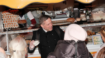 Andreas Gfrerer mit Teilnehmern bei der Schrannenführung | © Blaue Gans