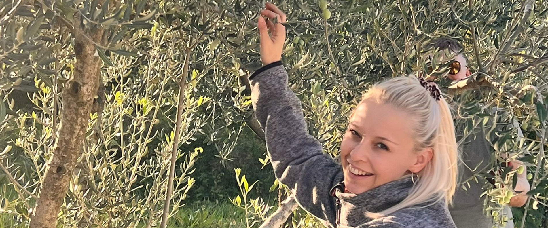 Eine Dame beim Olivenpflücken. | © Blaue Gans