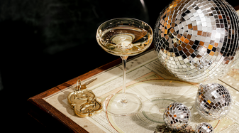 Gedeckter Tisch mit Weingläsern und einer Discokugel. | © Goldener Hirsch