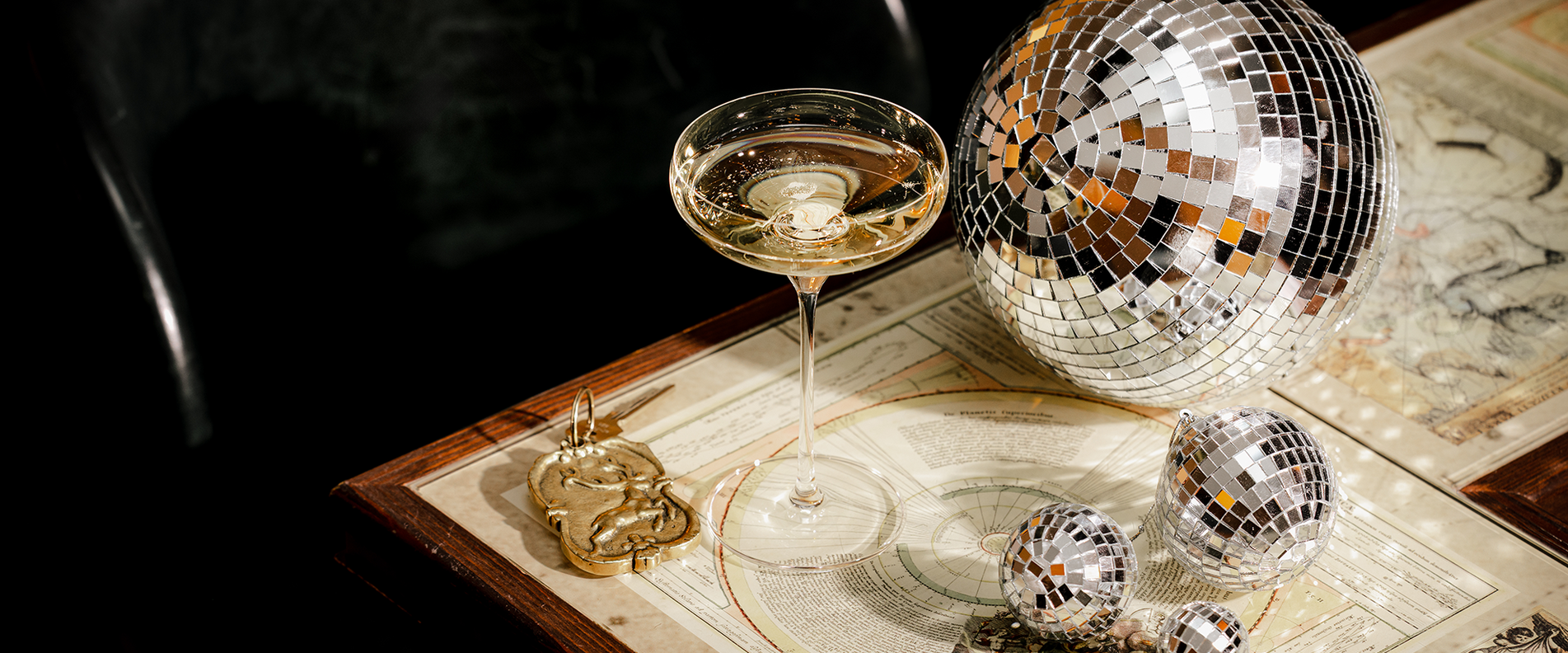 Gedeckter Tisch mit Weingläsern und einer Discokugel. | © Goldener Hirsch