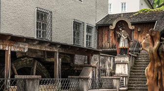 Vorplatz mit Wasserrad der Stiftsbäckerei St. Peter | © Sajovic