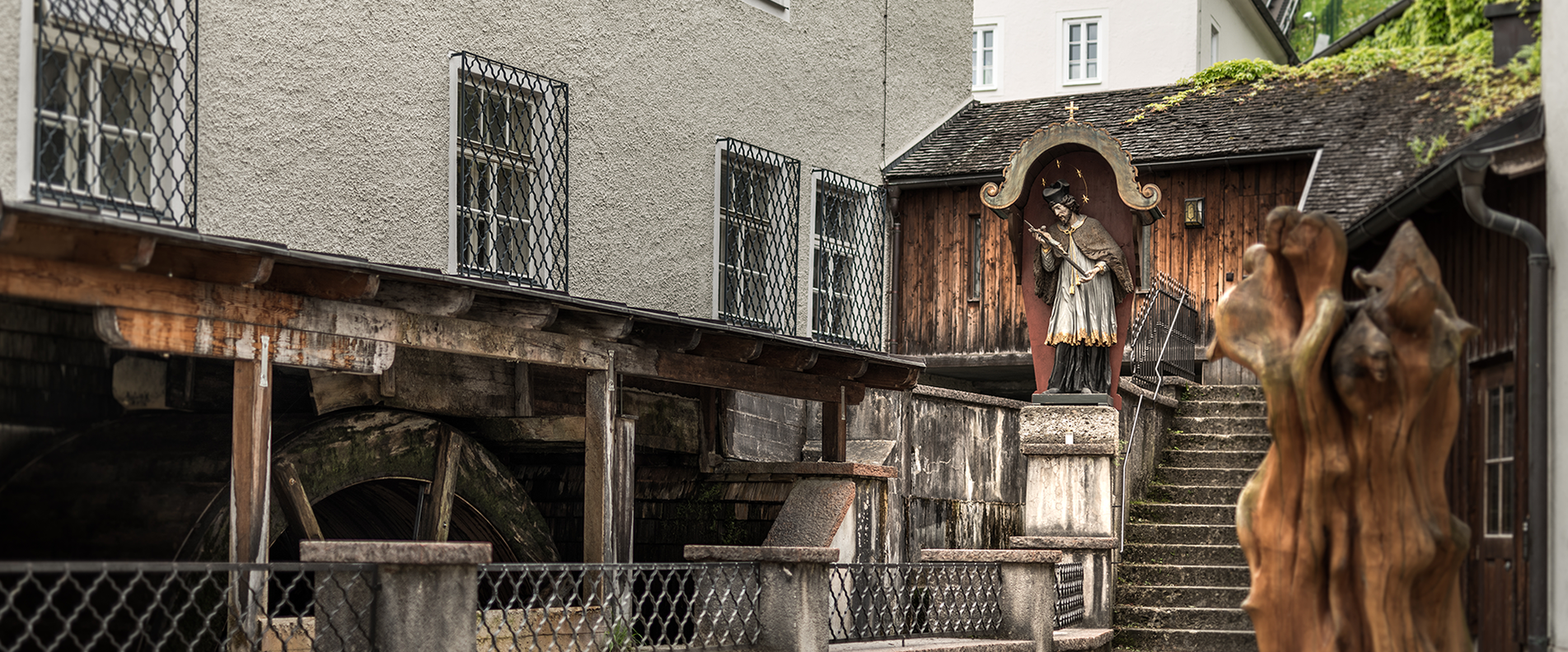 Vorplatz mit Wasserrad der Stiftsbäckerei St. Peter | © Sajovic