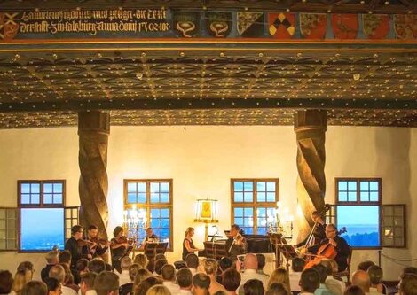 Ein Ensemble auf der Bühne | © SalzburgHighlights.com