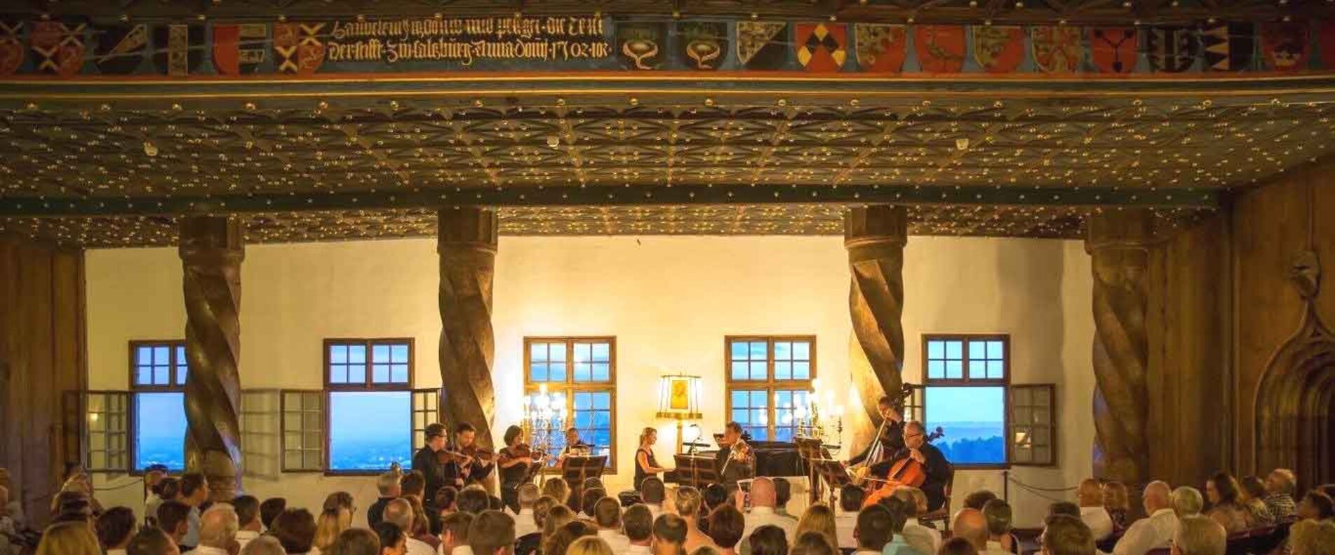 Ein Ensemble auf der Bühne | © SalzburgHighlights.com