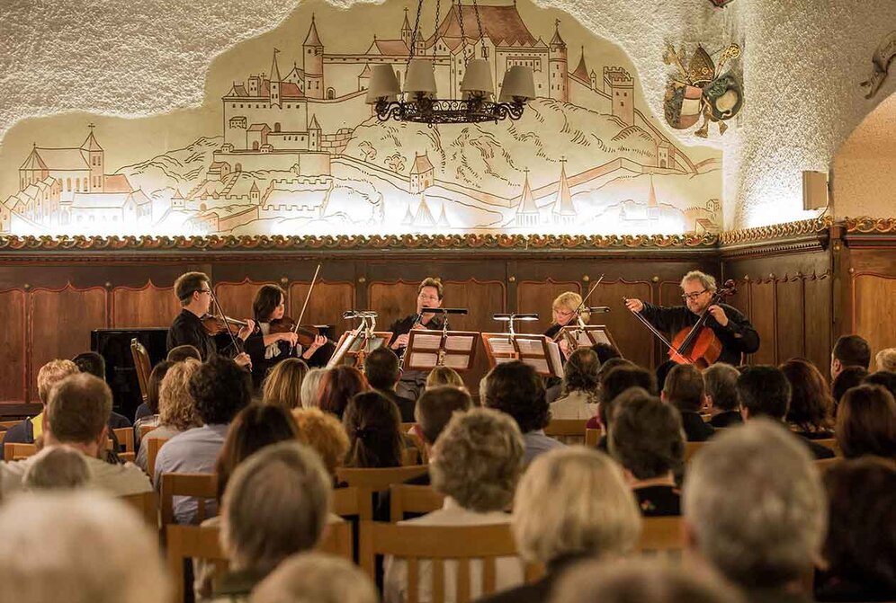 Ein Ensemble auf der Bühne | © SalzburgHighlights.com