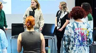 Eine Gruppe von Frauen steht im Kreis | © Raphael Mittendorfer