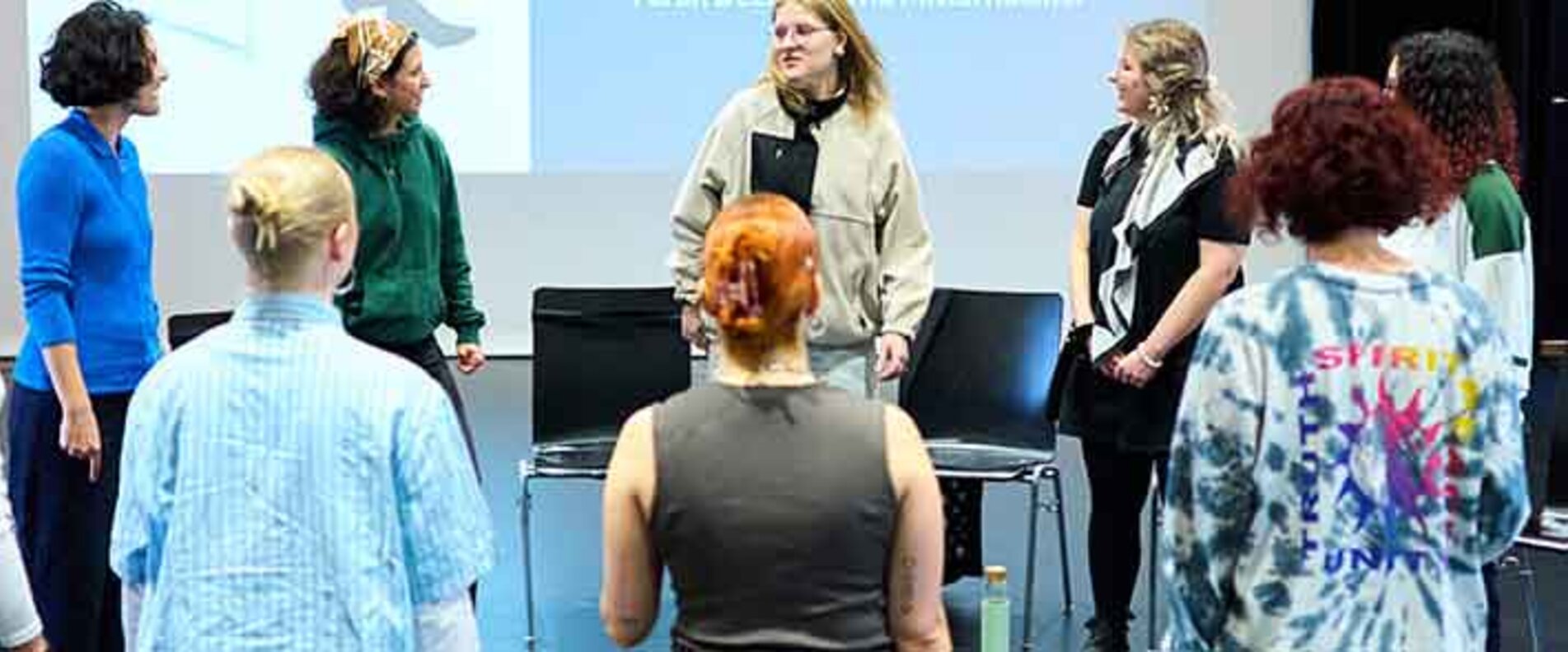 Eine Gruppe von Frauen steht im Kreis | © Raphael Mittendorfer