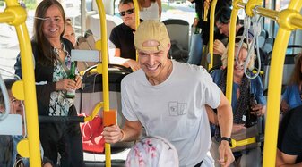 Menschen tanzen im Bus | © Raphael Mittendorfer