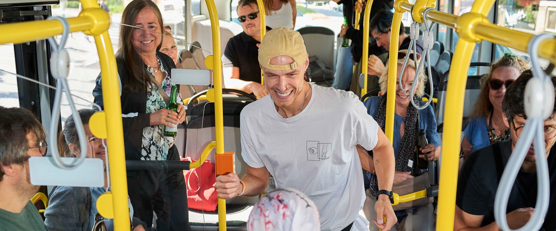 Menschen tanzen im Bus | © Raphael Mittendorfer