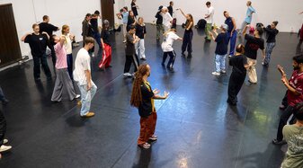 Eine große Gruppe tanzender Menschen | © Raphael Mittendorfer