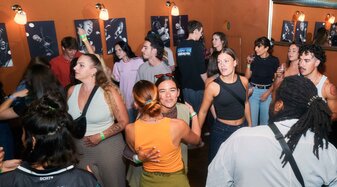 Viele junge Menschen bei einer Party | © Raphael Mittendorfer