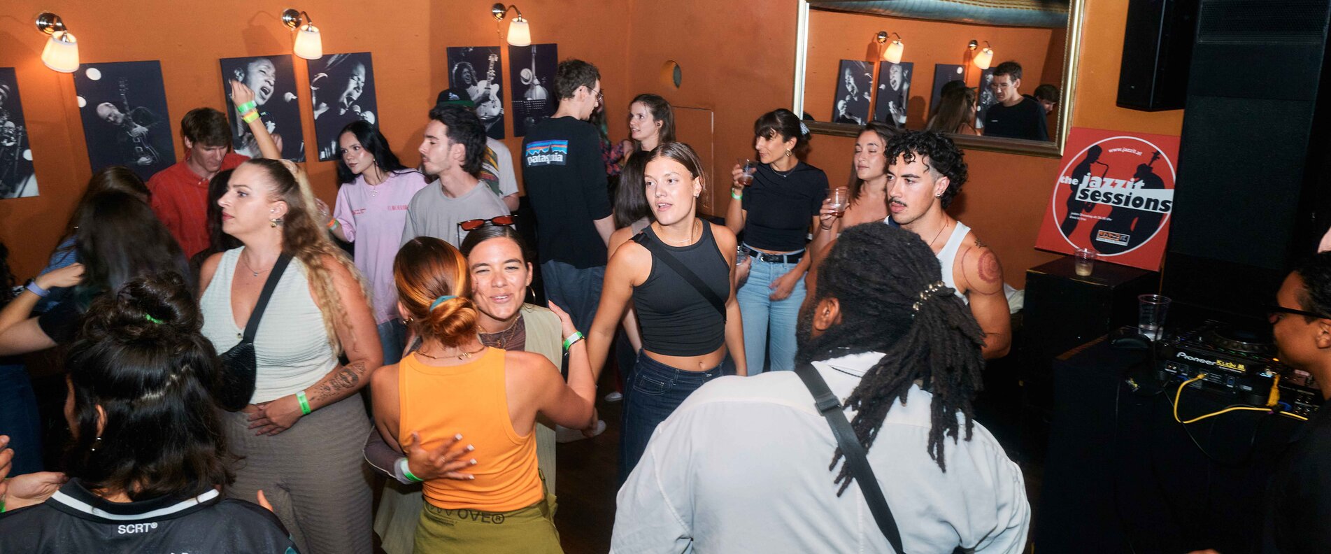 Viele junge Menschen bei einer Party | © Raphael Mittendorfer