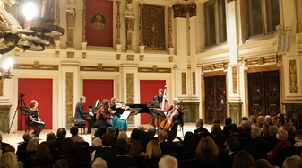 Foto von den Musiker:innen auf der Bühne | © Ehrbarsaal