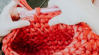 Hände mit Häkelnadeln | © Valentina Schattbacher