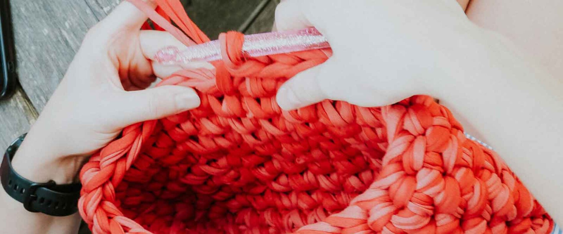 Hände mit Häkelnadeln | © Valentina Schattbacher