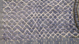 Kunstvoll bestickte Jeans | © Anne Neuhauser