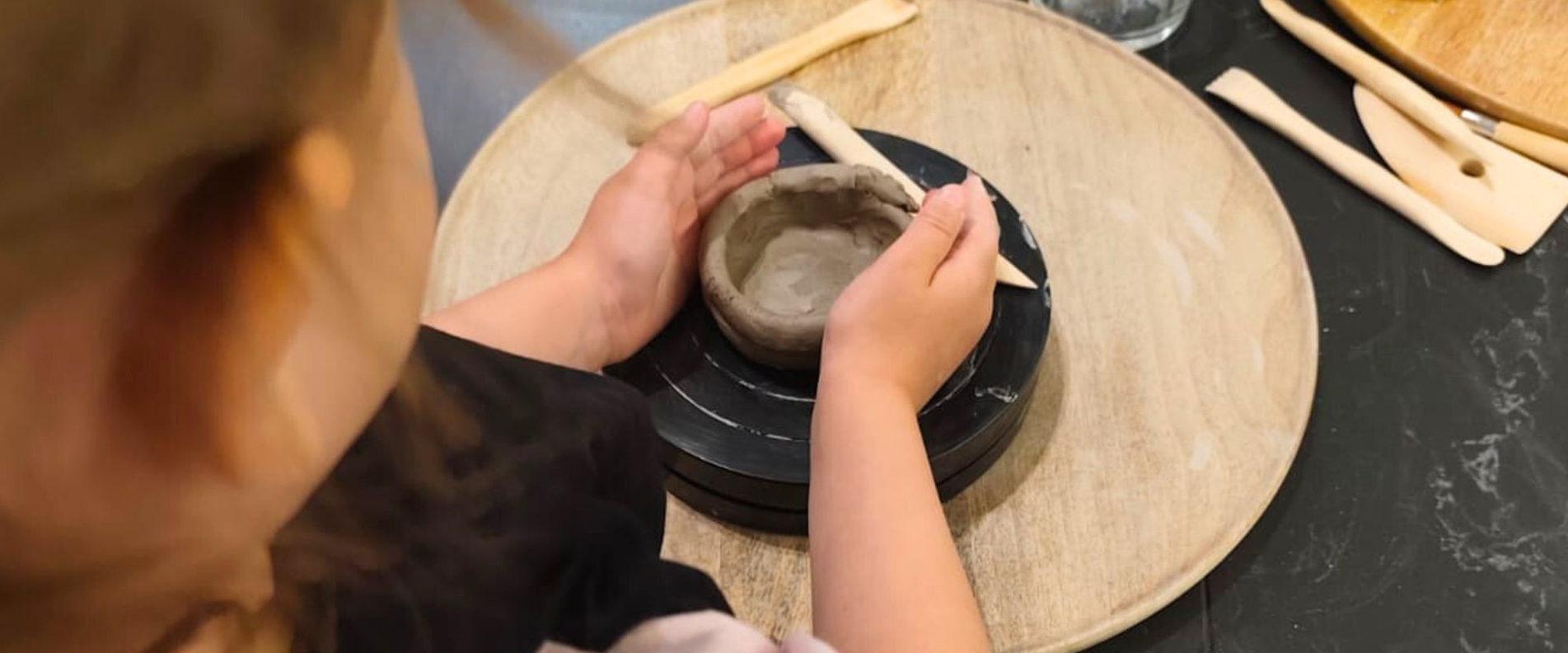 Eine Person beim Töpfern. | © liebestrunken