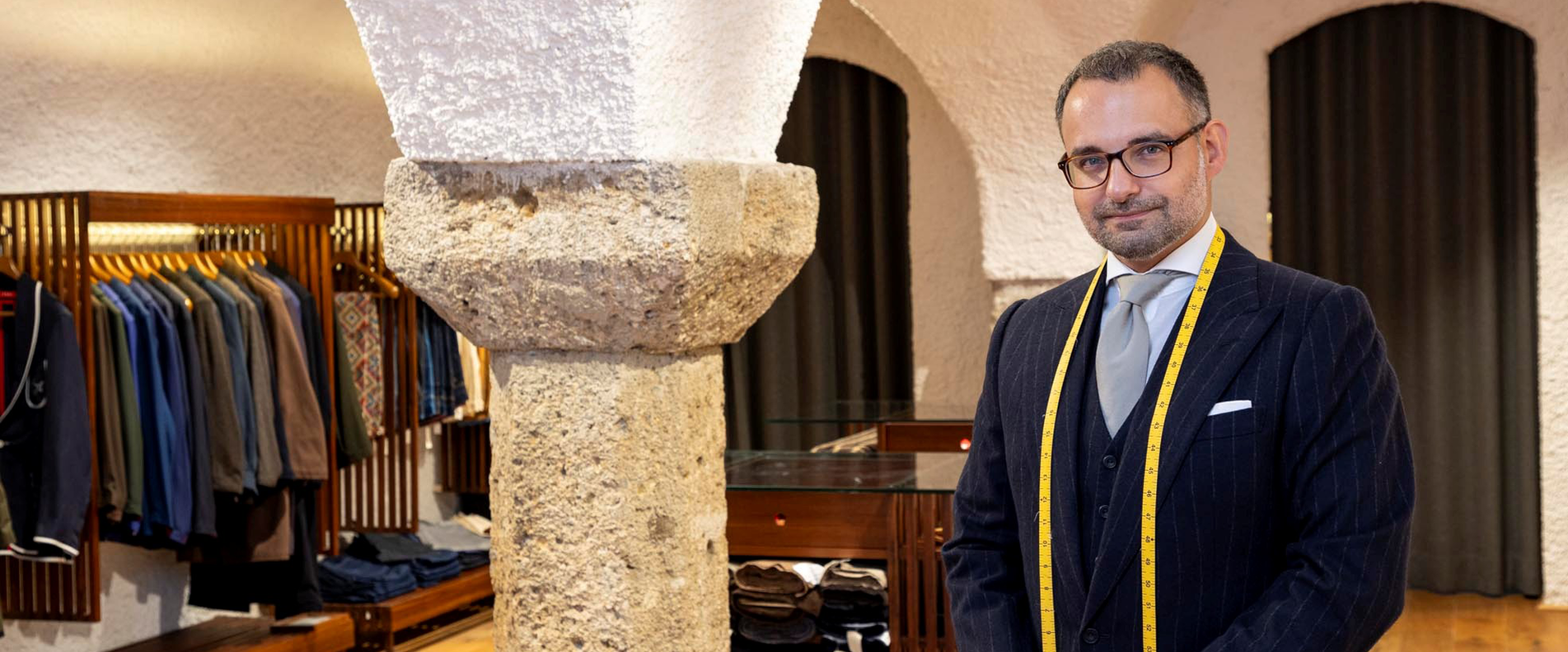 Oscar Udeshi in seinem Geschäft in der Altstadt Salzburg | © Udeshi