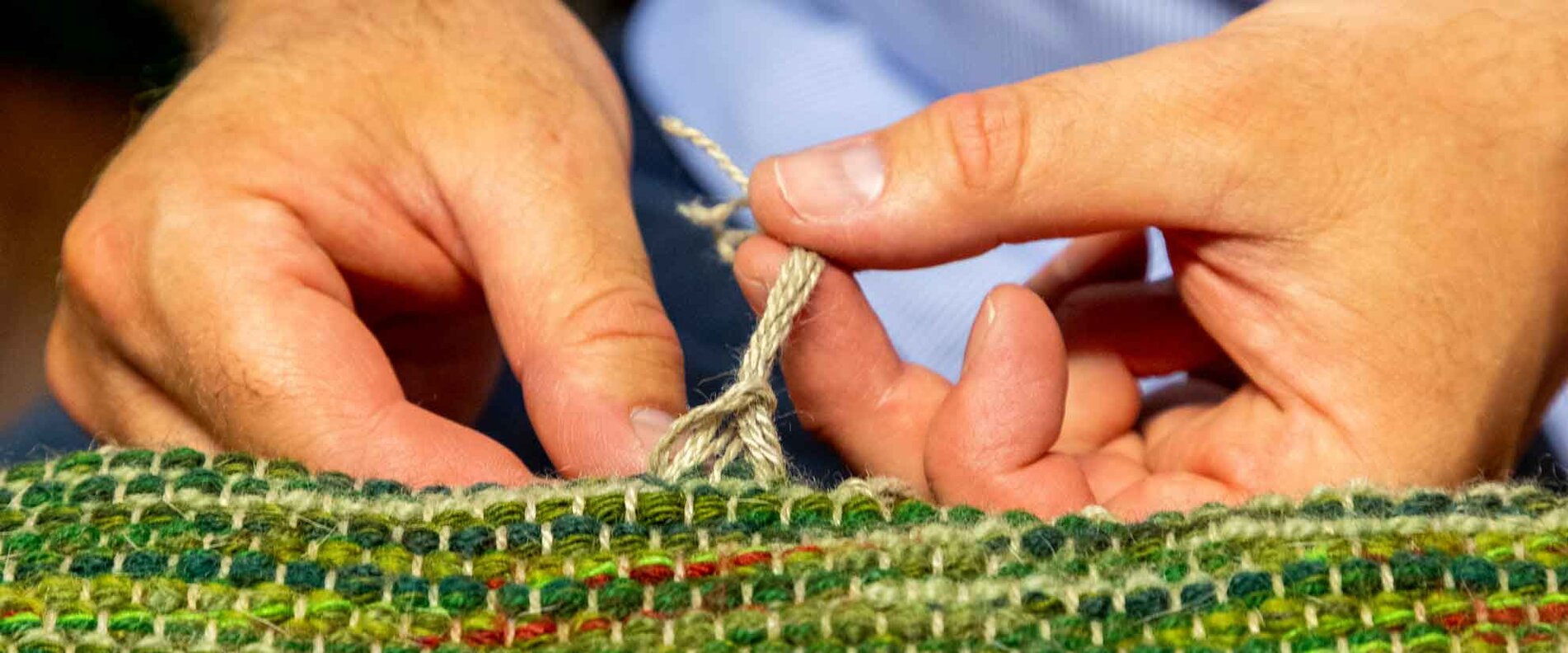 Handweberei Weiss - Hände die einen Teppich knüpfen | © Andreas Kolarik