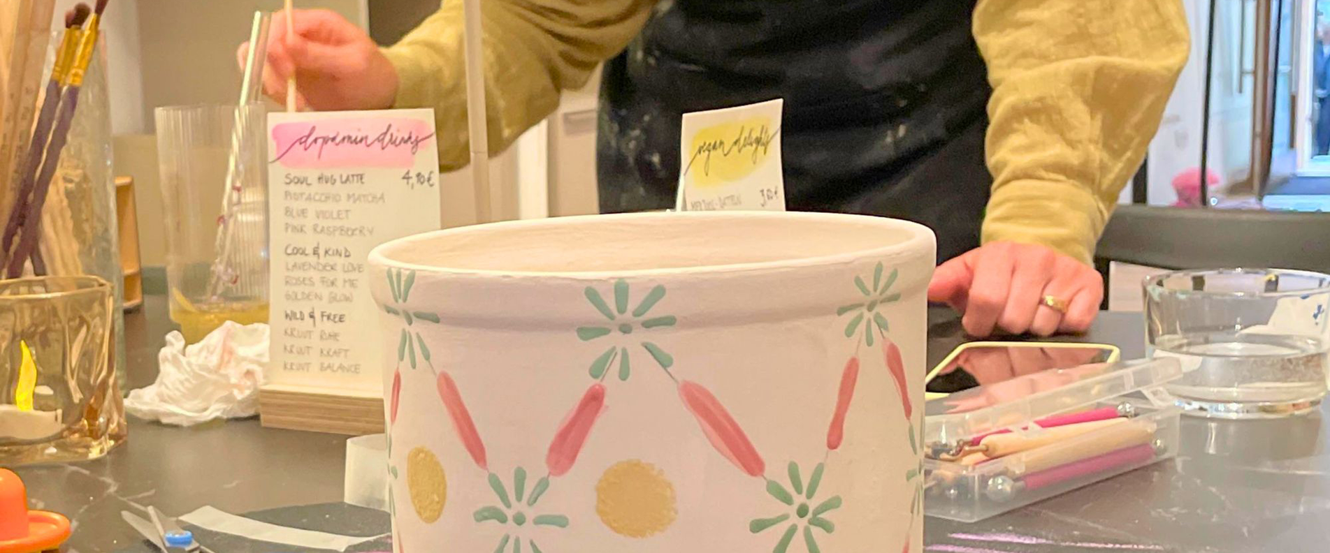 Dame beim Bemalen einer Schüssel | © liebestrunken