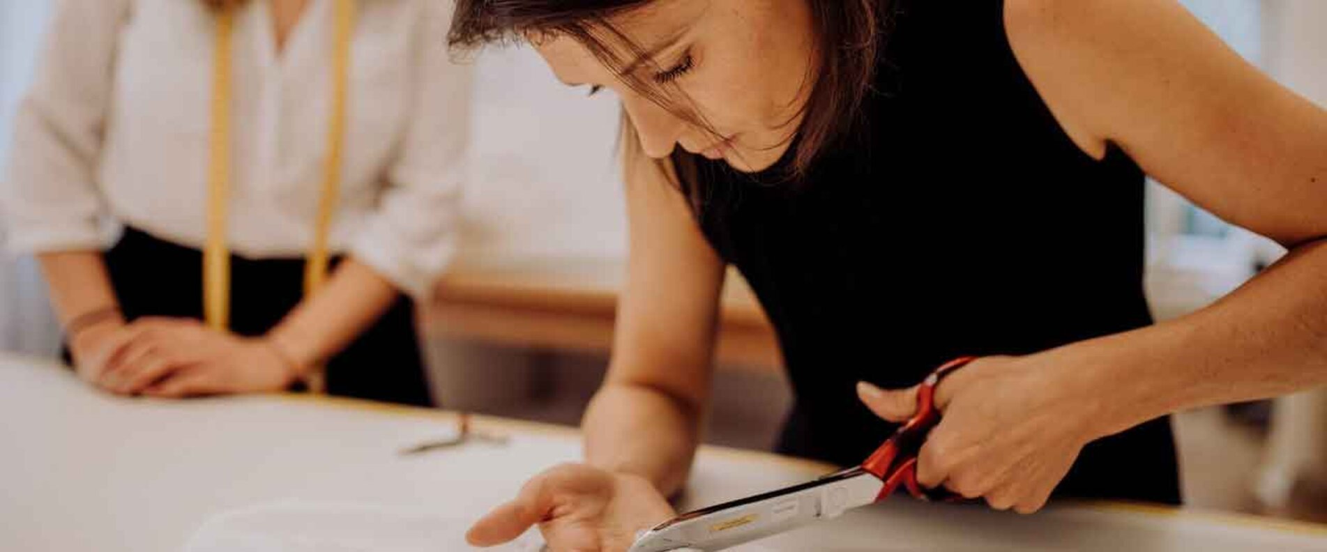 Schneiderin beim Stoff zuschneiden | © Das Kleid