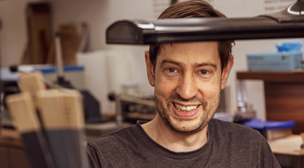 Messermacher Kappeller bei der Arbeit in seiner Werkstatt. | © Messermacher Kappeller