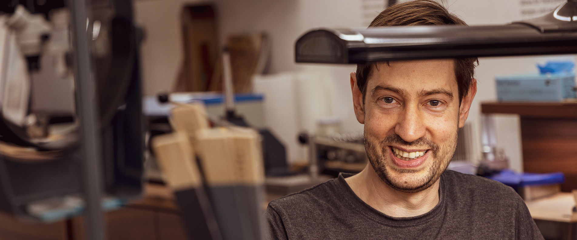 Messermacher Kappeller bei der Arbeit in seiner Werkstatt. | © Messermacher Kappeller