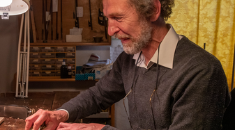 Geigenbauer Adrian Elschek bei der Arbeit. | © Andreas Kolarik