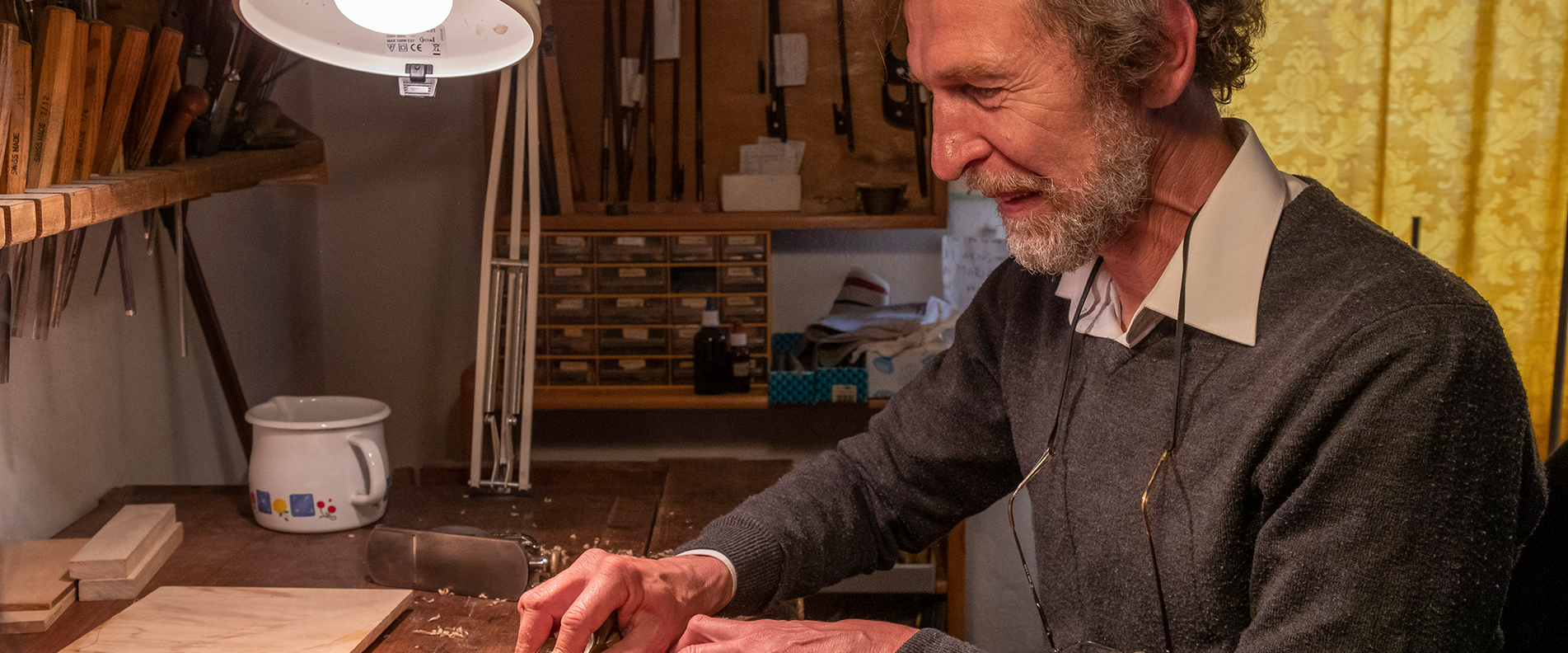 Geigenbauer Adrian Elschek bei der Arbeit. | © Andreas Kolarik